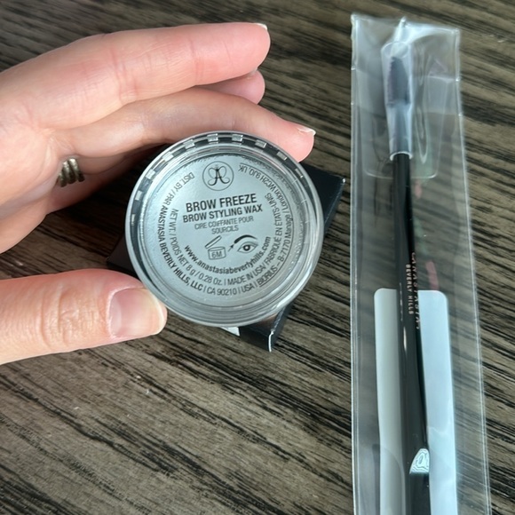 ANASTASIA BEVERLY HILLS Brow Freeze Gel & Dual-Ended Applicator - Picture 3 of 4